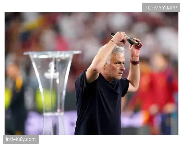 特写：在训练基地，穆里尼奥以罗马顾问身份首次公开亮相