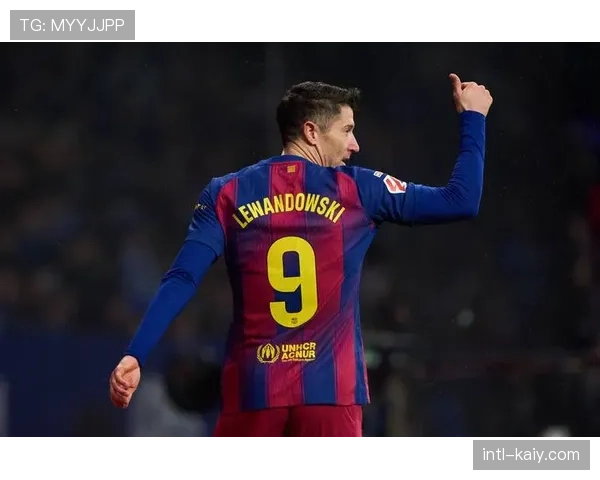 巴萨主帅弗里克的中锋选择困境：莱万、费兰还是奥尔莫伪九号